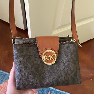 Michael Kors crossbody purse! Only used a few times! Smoke and Pet Free!